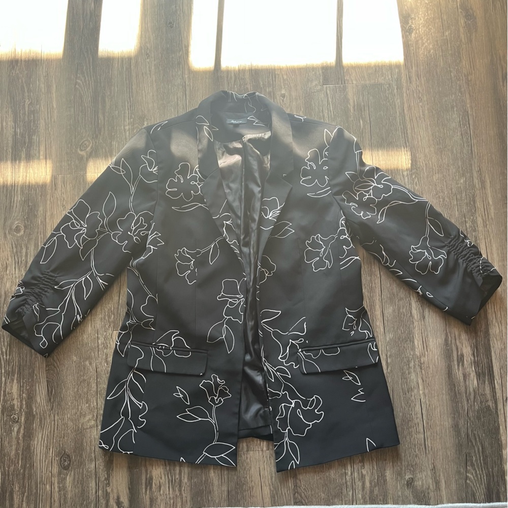 Reitmans Black Blazer with Abstract White Floral Design Sz 10